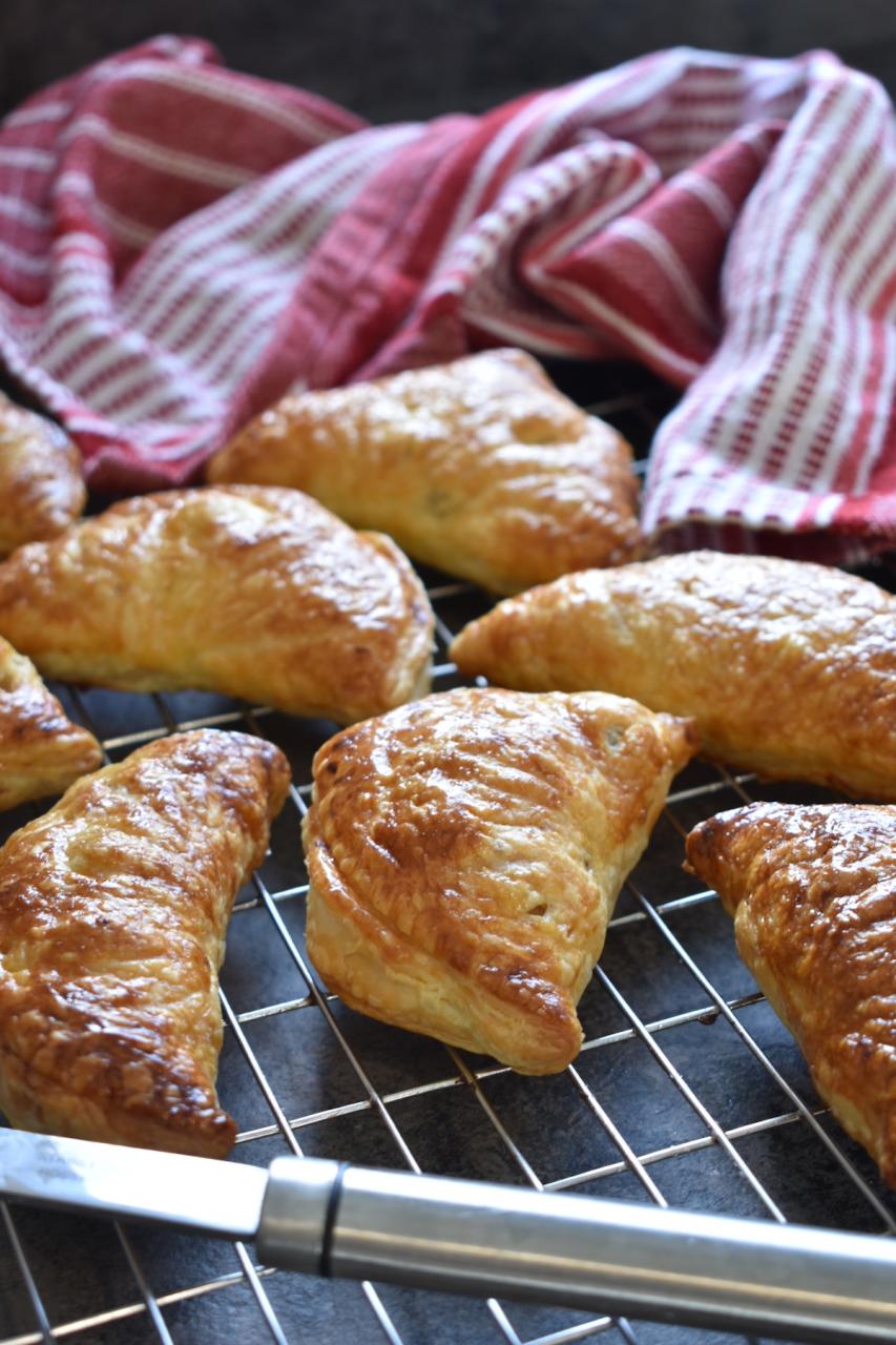 Chaussons aux Pommes (Apple Turnovers) • baste cut fold