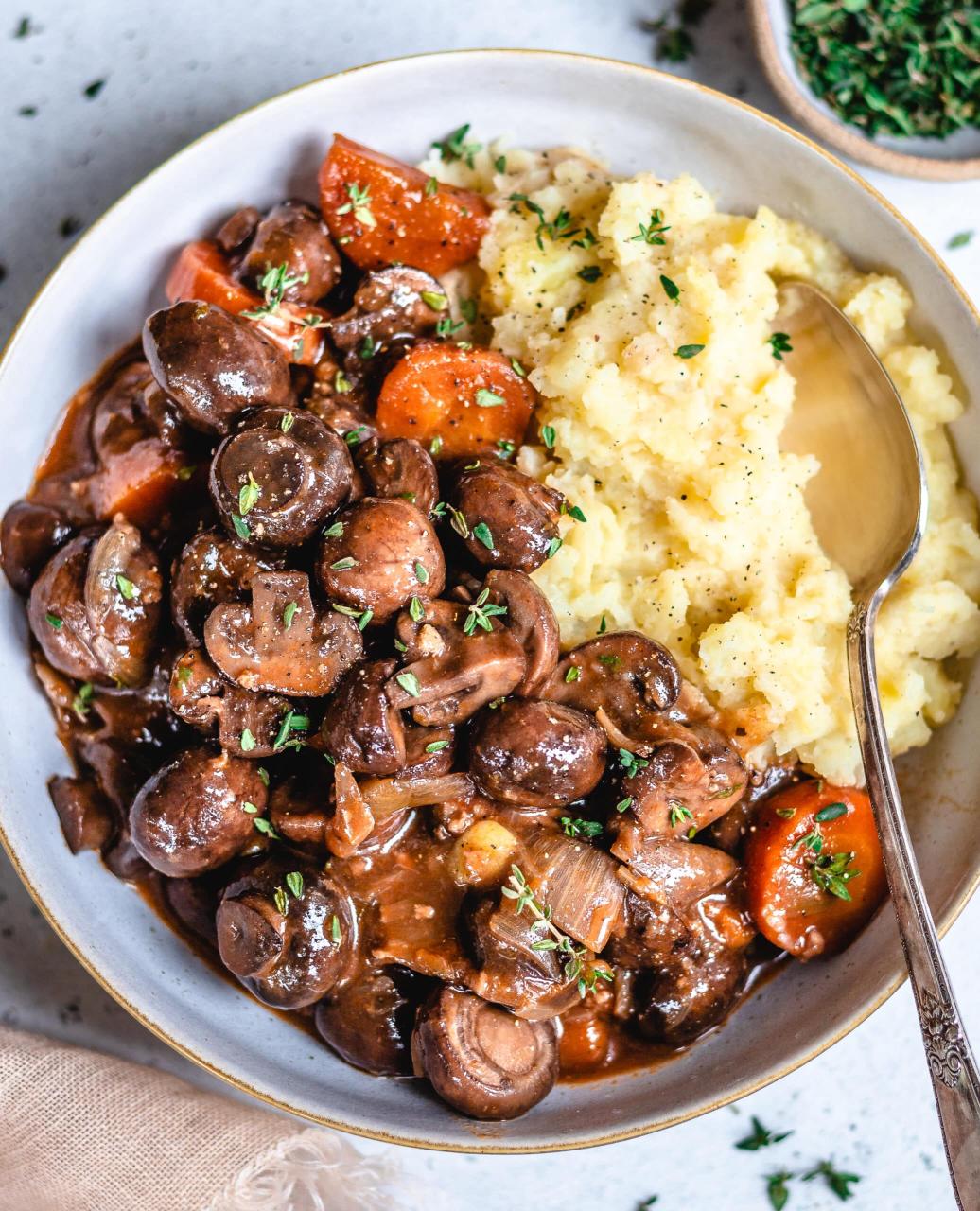 Mushroom Bourguignon (vegan and gluten-free!) - Two Spoons